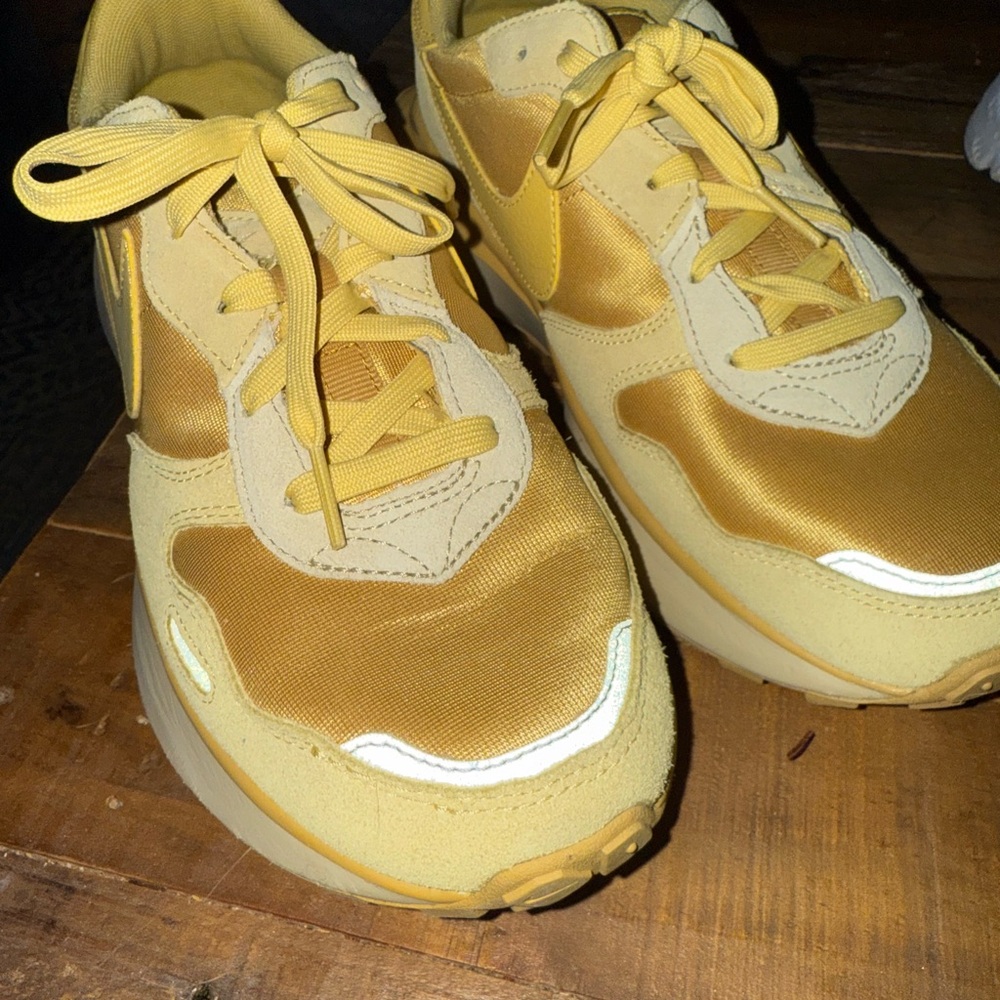 Nike Phoenix Waffle size 10
